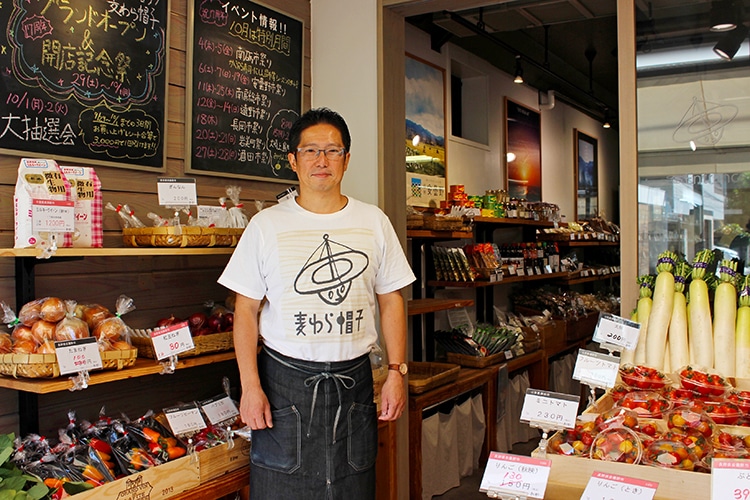 麦わら帽子の店員さん