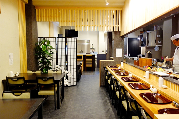 天ぷら 花れの店内