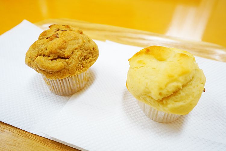 NY　Muffinのアインコーンマフィン(左)カムットマフィン(右)