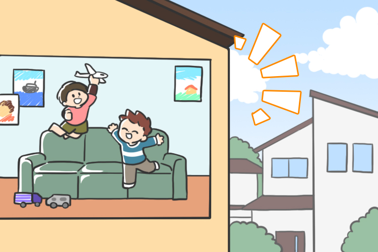 家の中ではしゃぐ子どもたち