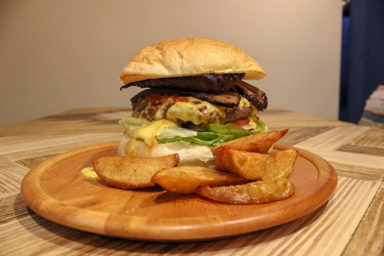 ButaBacoのスタンダードなハンバーガー（980円）＋ベーコンを追加（プラス200円）