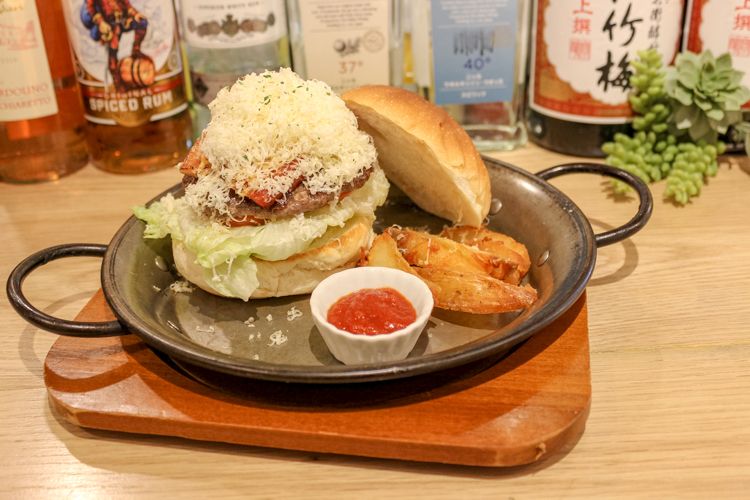 ButaBacoのベーコンスモークチーズバーガー（1280円）