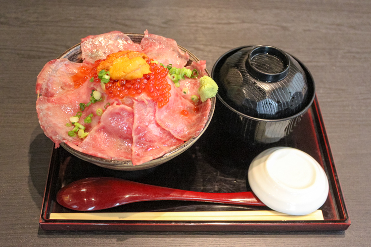 吉祥寺 肉ドレス海鮮丼の肉ドレス丼