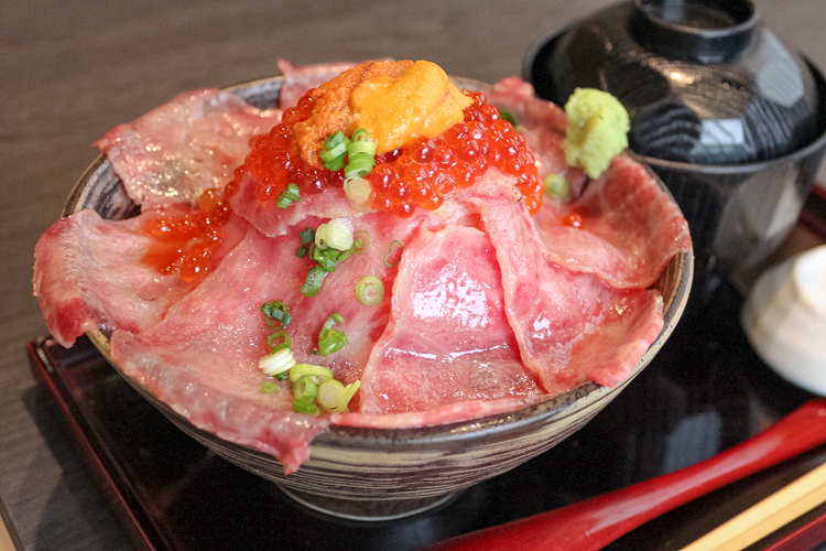 吉祥寺 肉ドレス海鮮丼の肉ドレス丼