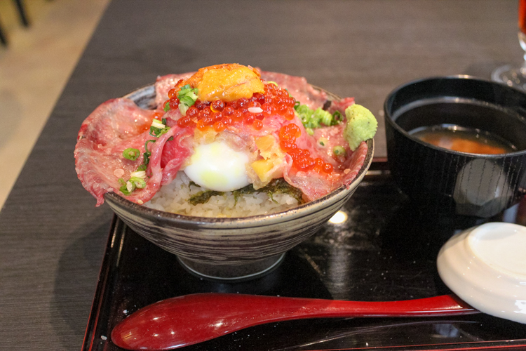 吉祥寺 肉ドレス海鮮丼のトロたく