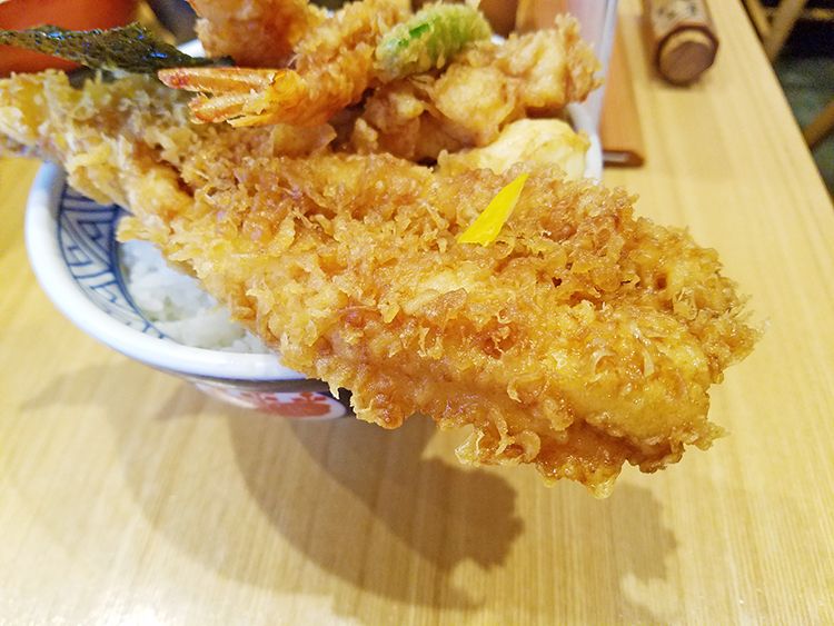 日本橋天丼　金子屋の穴子、海老2匹、小柱かき揚げ、海苔、スナップエンドウ、玉子