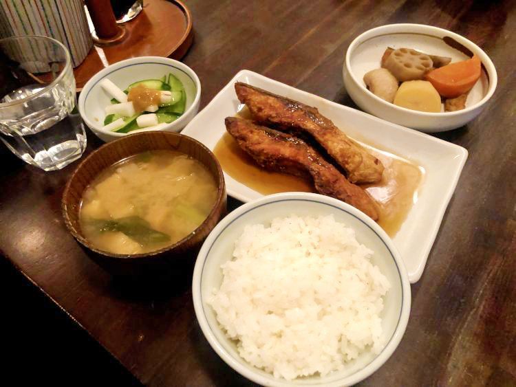 もんくすふーずの魚定食