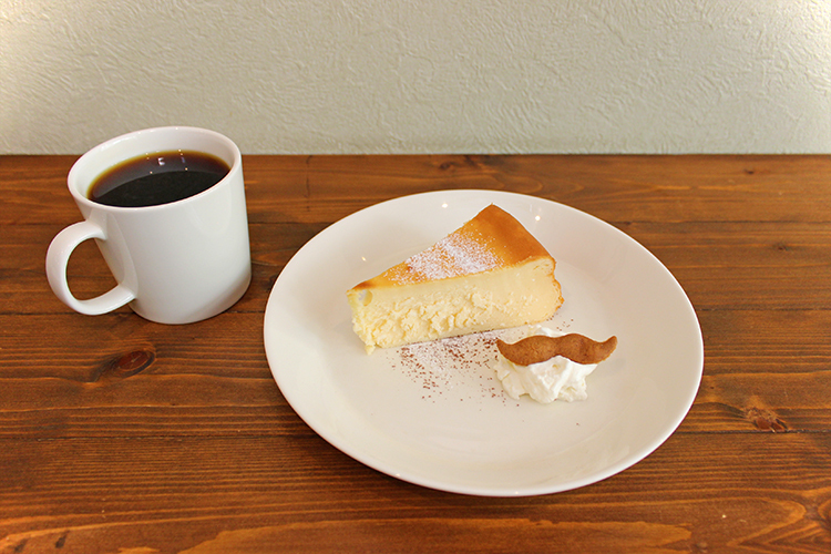 Cafe SchnurrWarzの旅の珈琲（タイム・ブレンド）・自家製のしっとりベイクドチーズケーキのセット（1200円）