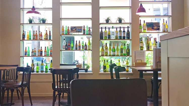 cafe &amp; bar Quartetの壁際のお席