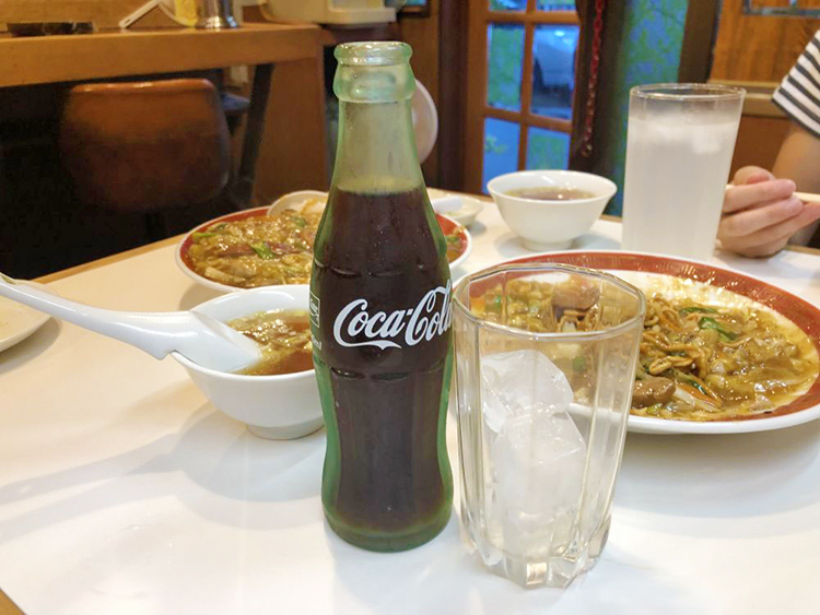 ミッキー飯店はビンでコーラを出してくれます