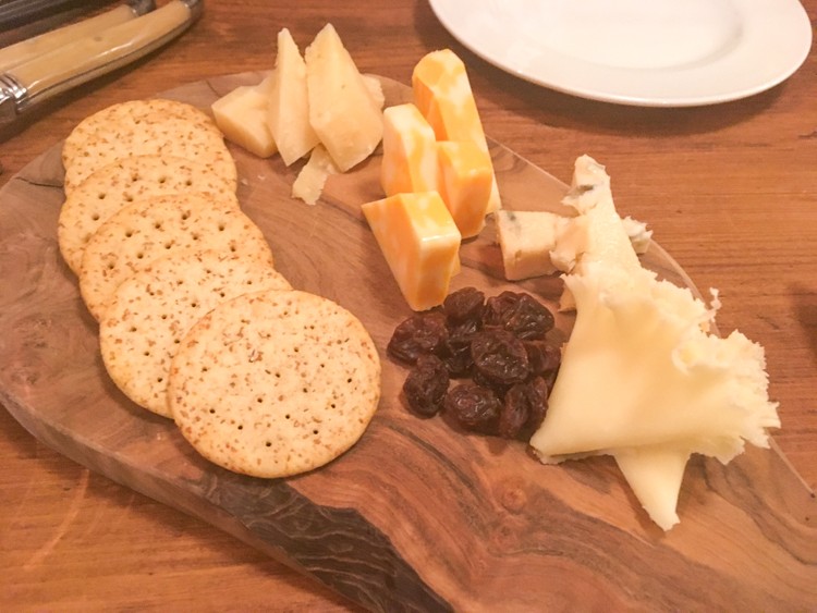 4986（ヨクバル）の四種チーズの盛り合わせ