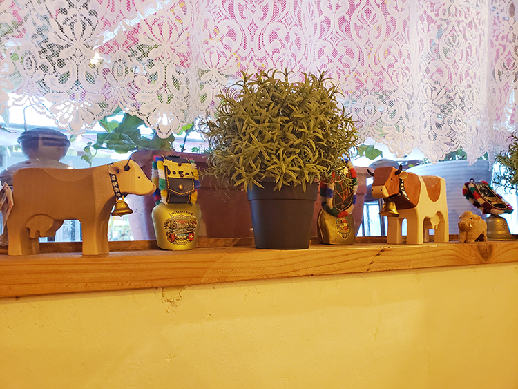 スイス食堂ＬｅＰｒｅの牛の置物