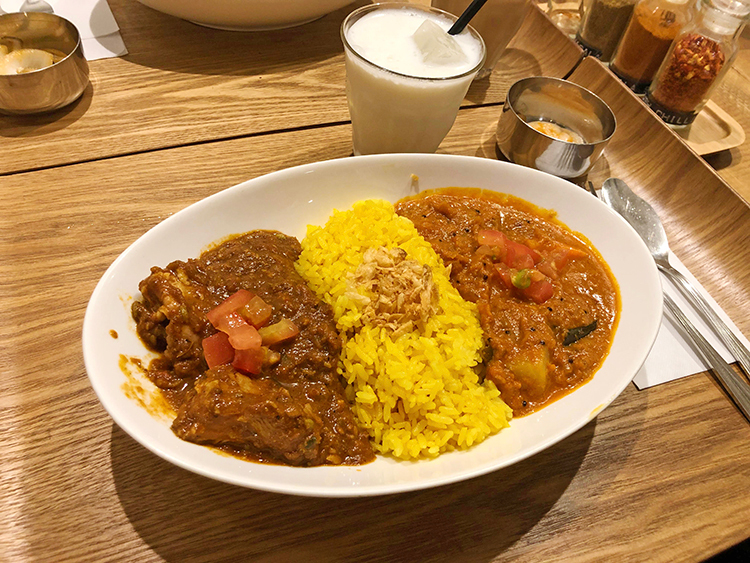 レインボウスパイス カフェチャイストールのダブルカリーライス（チキンマサラ、野菜マサラ）