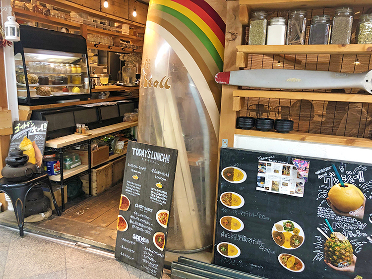 レインボウスパイス カフェチャイストールの外観