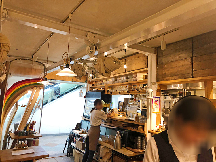 レインボウスパイス カフェチャイストールの店内