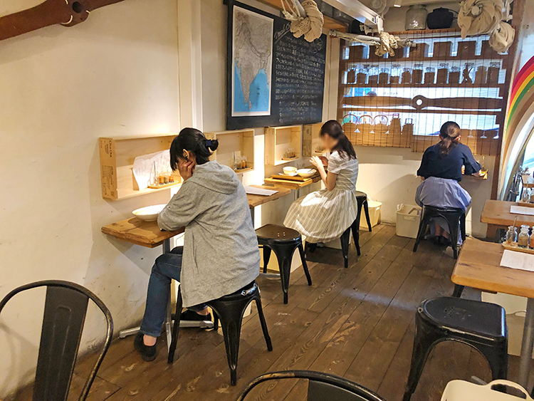 レインボウスパイス カフェチャイストールの店内