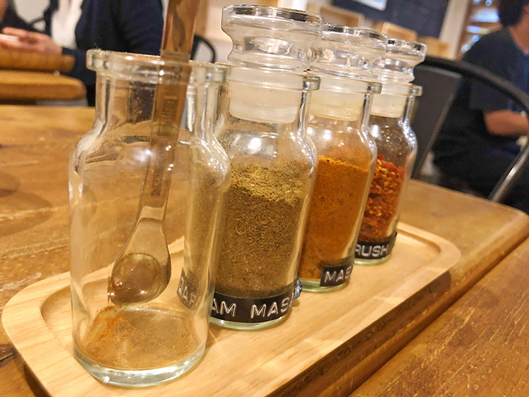 レインボウスパイス カフェチャイストールのスパイスビン