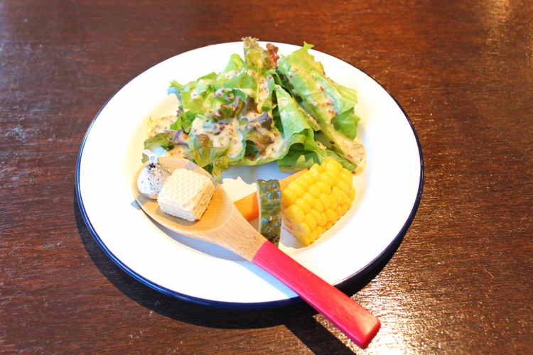 「キッチンconro」のカオマンガイのサラダ