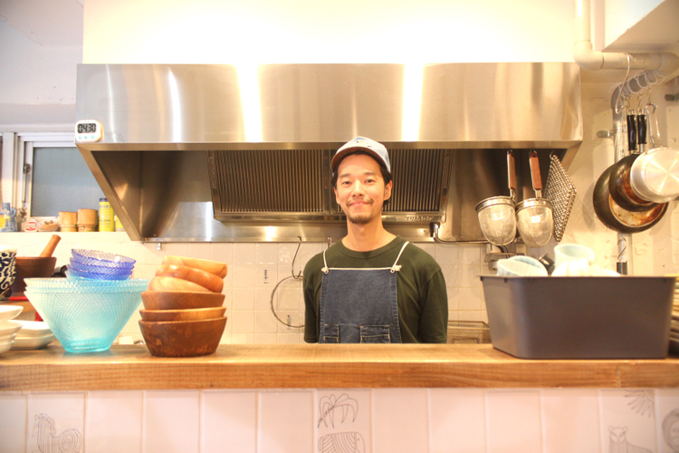 キッチンコンロの店主、矢向怜さん