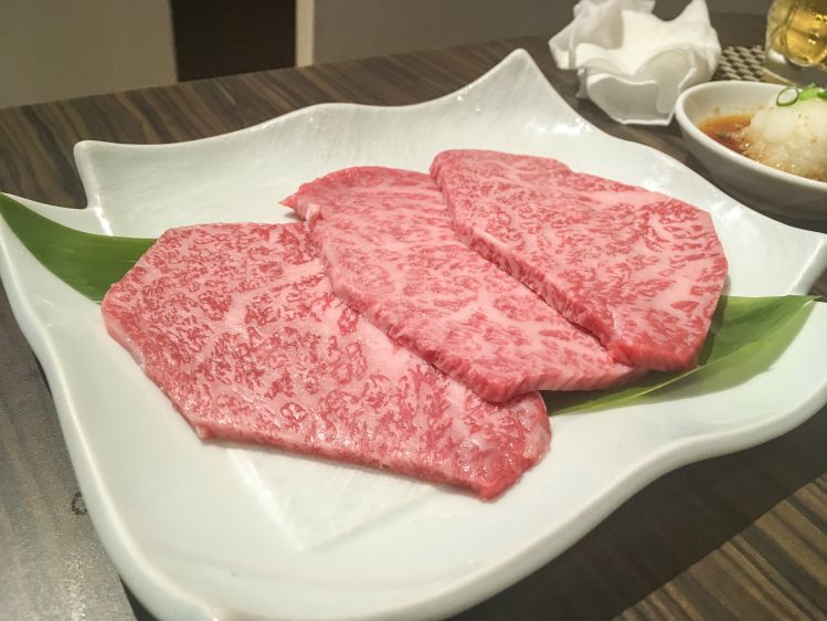 サトブリDAの霜が綺麗に乗ったお肉