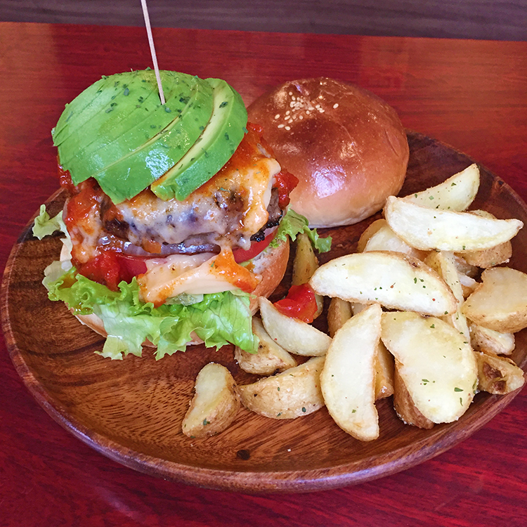 BURGERS CAFE GRILL FUKUYOSHIのアボカドクワトロチーズバーガー