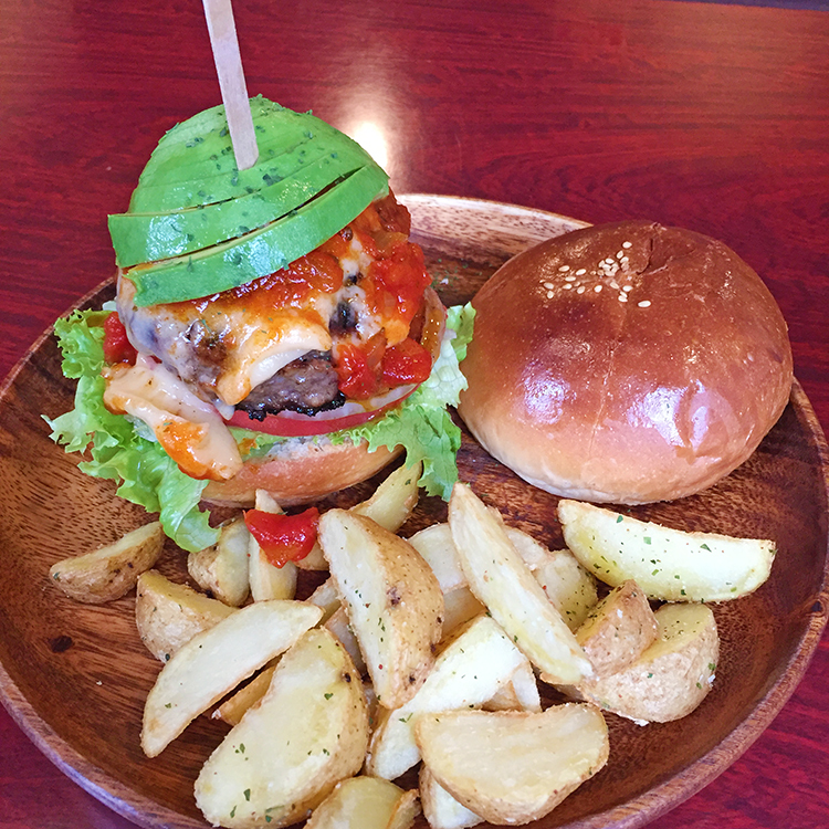 BURGERS CAFE GRILL FUKUYOSHIのアボカドクワトロチーズバーガー