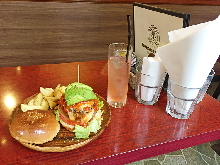 BURGERS CAFE GRILL FUKUYOSHIのピンクレモネード・アボカドクワトロチーズバーガー