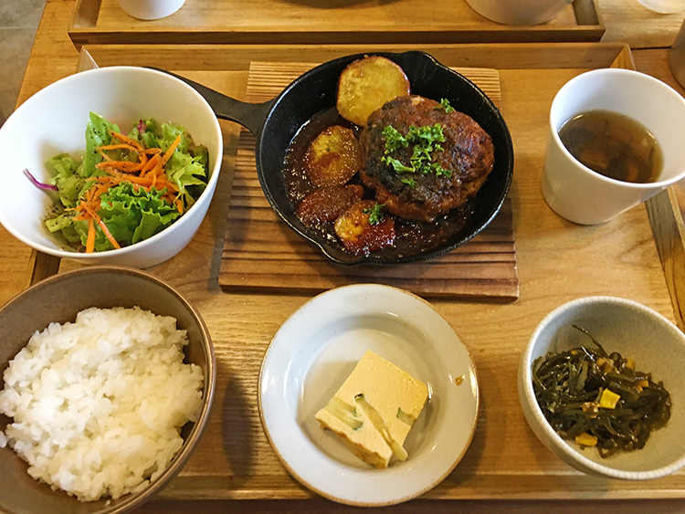 ハイファミリアの粗びき肉のハンバーグステーキ