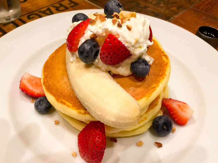 J.S.PANCAKE CAFEのストロベリーバナナパンケーキ