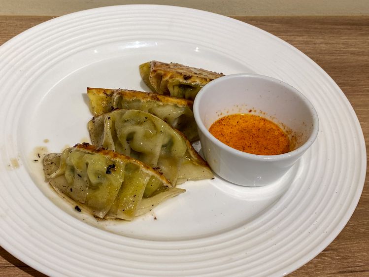 吉祥寺餃子バルあわ屋の高菜たっぷり焼き餃子