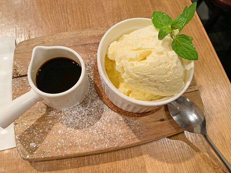 とれたて食堂の「アッフォガード　バニラアイスの熱々エスプレッソがけ」