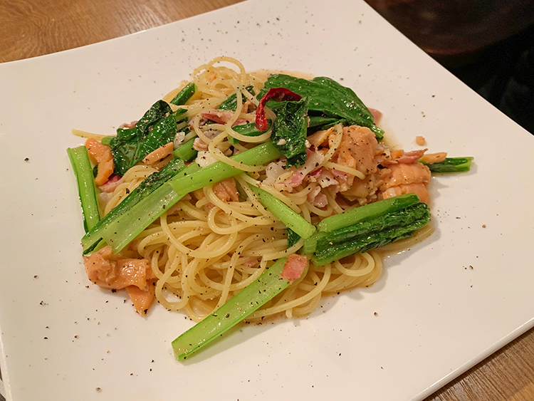 とれたて食堂の「旬!!スモークサーモンとベーコン、小松菜のペペロンチーノ～黒こしょうの香り～」