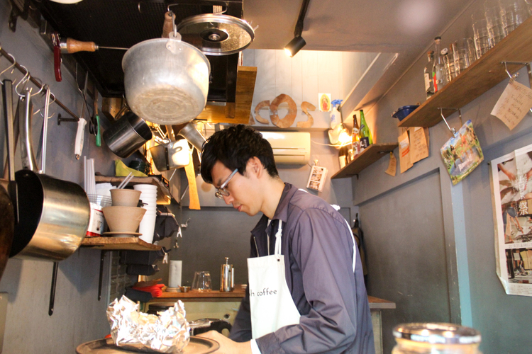 アンドーコーヒーの店内