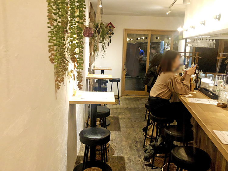 dining bar KANAの店内