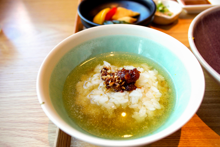 こころダイニング 吉祥寺店のスープをごはんにかける