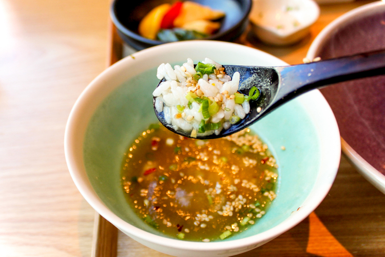 こころダイニング 吉祥寺店のスープをごはんにかける