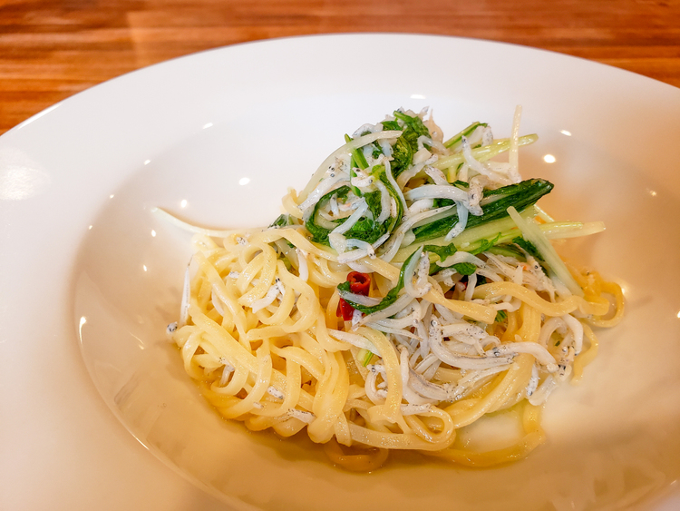 レーニォの自家製パスタ　しらすと水菜のペペロンチーノ