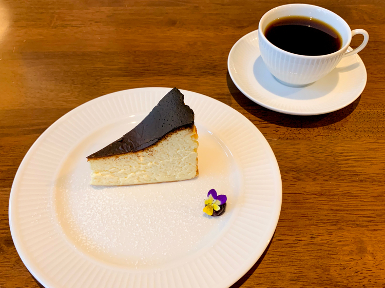 カフェ海猫山猫のバスクチーズケーキのセット
