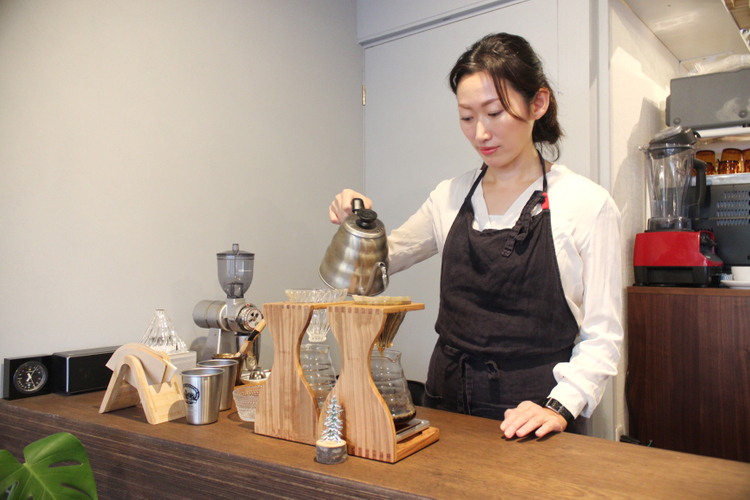 カフェ海猫山猫の店主の堀薫さん