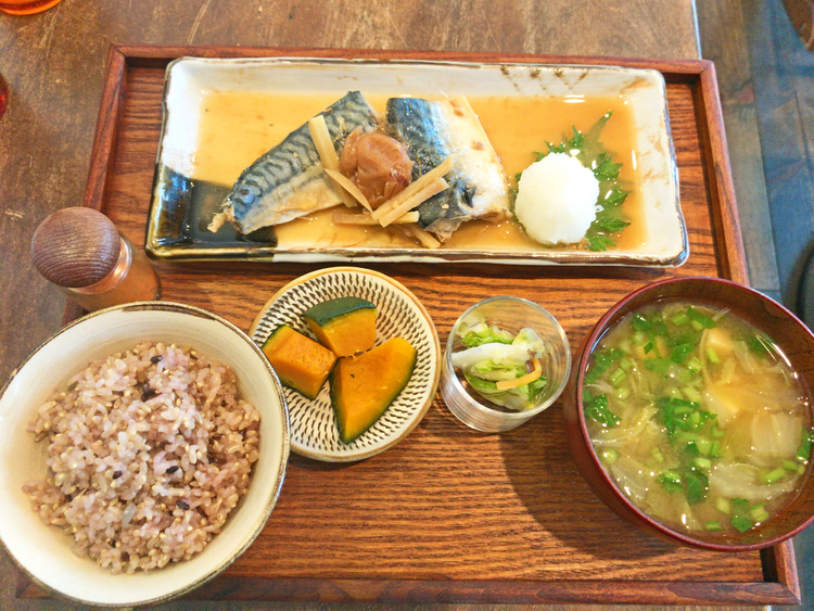 「Swing Chair ＆ Hemp Cafe 麻よしやす」のサバの梅煮定食