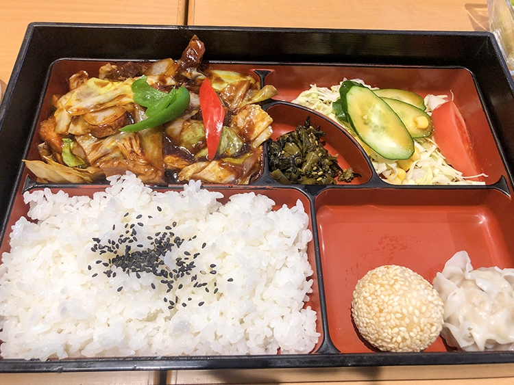 「中国料理ドラゴン」のAランチ「美好弁当」（回鍋肉）、スープ付き