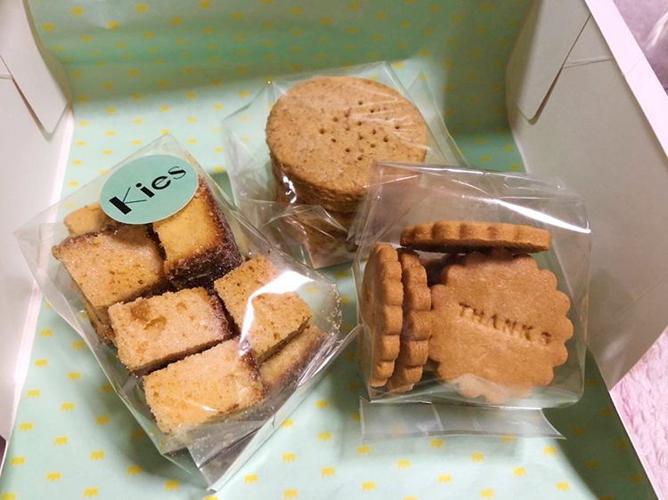 Kiesの時計回りにレモンラスク、全粒粉クッキー、THANKSクッキー（プレーン）