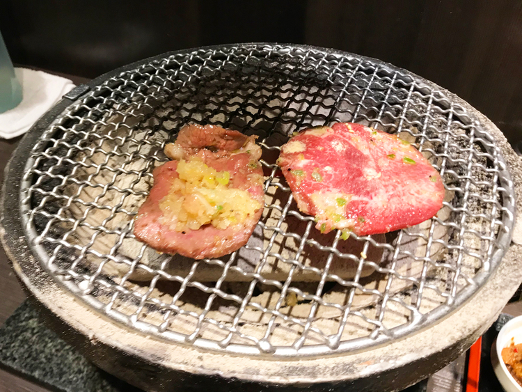 祥山亭のたん定食を焼く風景