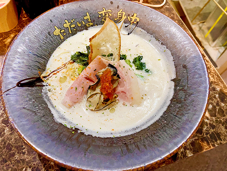 ただいま変身中の牡蠣ラーメン