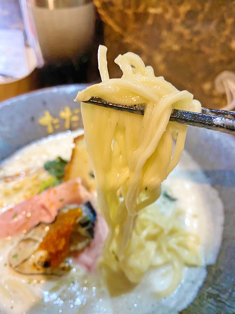 ただいま変身中の牡蠣ラーメン