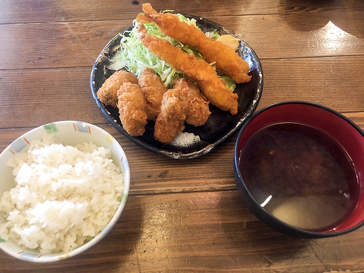 大島屋のカキとエビのフライ定食