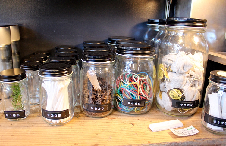 雑貨食堂 六貨のスチールの茶筒・塗装なしタイプ（左：395円～770円）、黒い蓋の保存瓶（右）186～660円