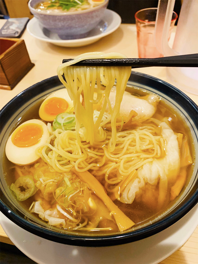 「ワンタンメンの満月」つるつるの麺