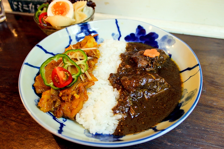 黒猫茶房の右側がチキンカリー、左側が野菜カリー