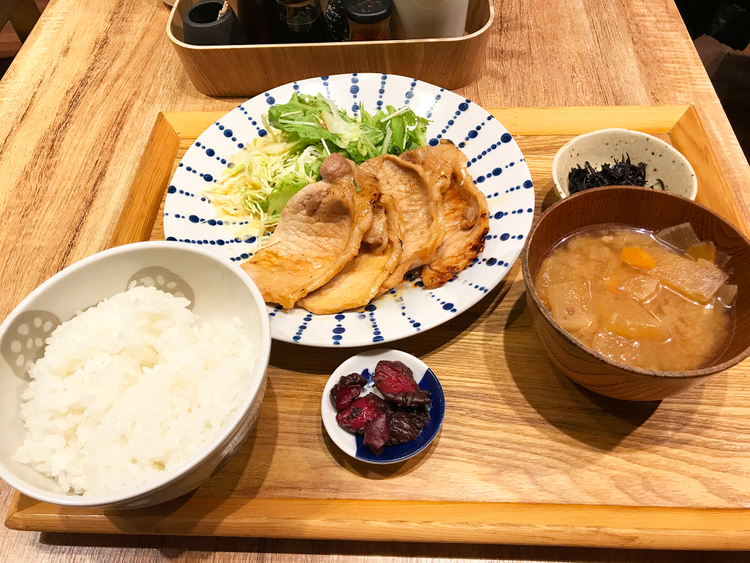 ごはんの豚ロースしょうが焼き定食